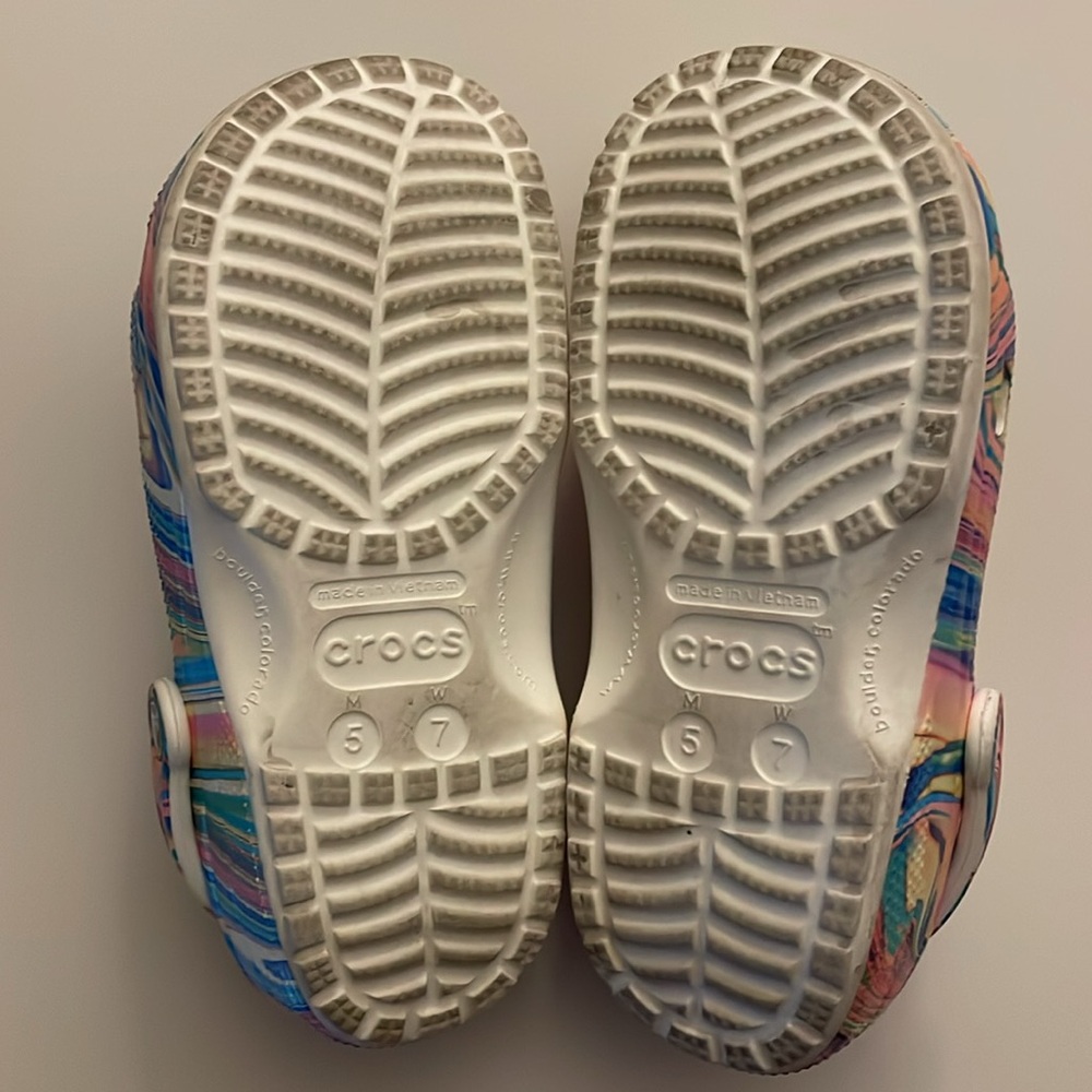 Crocs Multi colored size 7 women, size 5 men - Picture 3 of 4